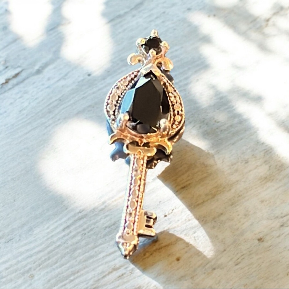 Vintage Sterling Silver 925 Pear shape Blue Sapphire Key Diamond Pendant